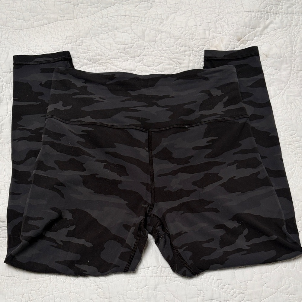 Athleta Elation 7/8 Tight Black Grey Camo sz M